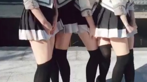 穿超短裙的时候最怕起风